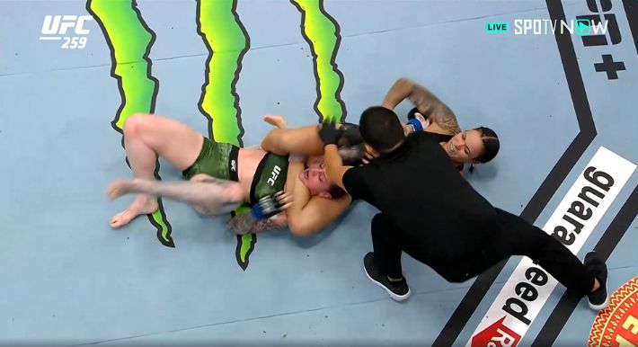 트라이앵글 암바를 시도하는 아만다 누네스. SPOTV NOW 제공