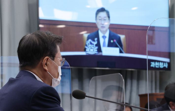 문재인 대통령이 8일 오후 청와대에서 열린 법무부·행정안전부 업무보고에서 박범계 법무부 장관으로부터 보고를 받고 있다. 연합뉴스