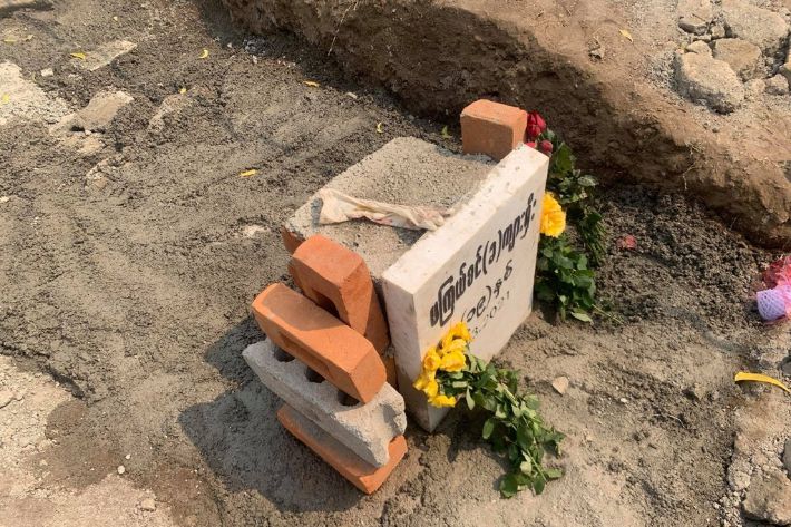 시위하다 미얀마 경찰의 총격으로 숨진 카알 신의 묘. 연합뉴스