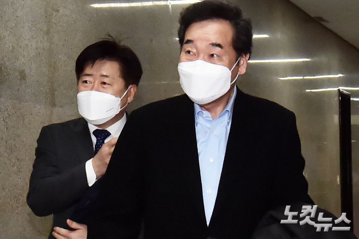 더불어민주당 이낙연 대표가 9일 오전 서울 여의도에서 열리는 당 최고위원회의를 주재하기 위해 회의실로 들어가고 있다. 윤창원 기자