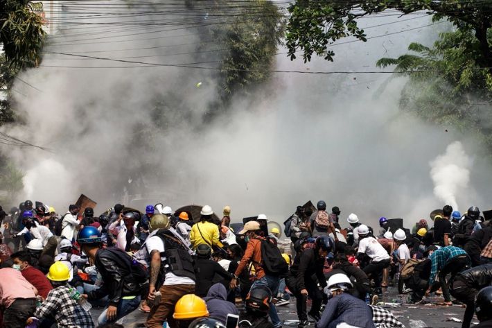 미얀마 군경의 최루가스 발포에 엎드린 시위대. 연합뉴스