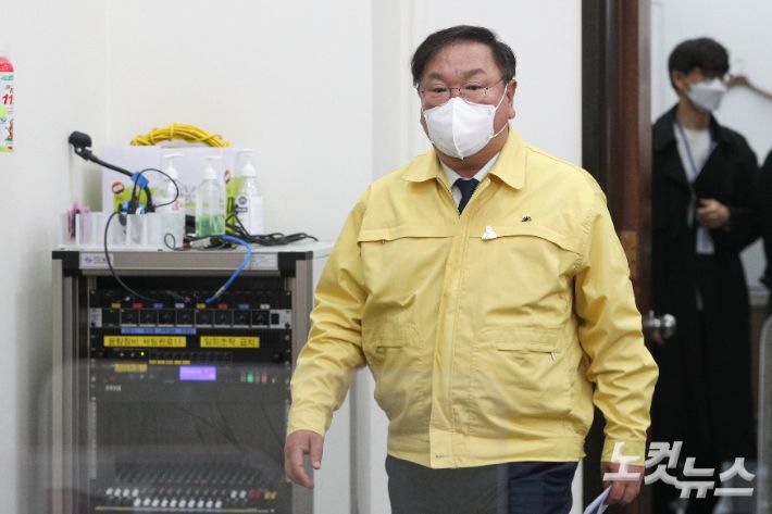 김태년 더불어민주당 대표 직무대행 겸 원내대표이 10일 오전 서울 여의도 국회에서 열린 최고위원회의에 참석하고 있다. 윤창원 기자