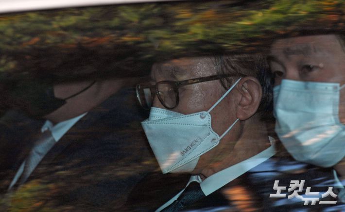 징역 17년형을 확정받은 이명박 전 대통령이 지난 2020년 11월 서울 서초구 서울중앙지검에서 동부구치소로 이동하고 있다. 이한형 기자