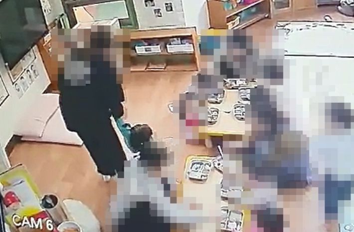 제주시 A어린이집에서 보육교사가 아이의 팔을 잡아당기는 모습. 학부모 제공