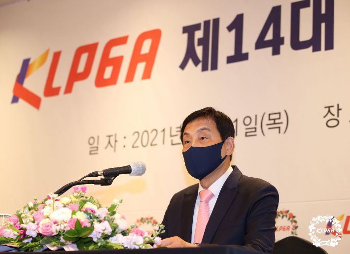 김정태 하나금융그룹 회장은 한국여자프로골프협회(KLPGA)를 이끌 제14대 회장으로 추대됐다.  KLPGA 제공
