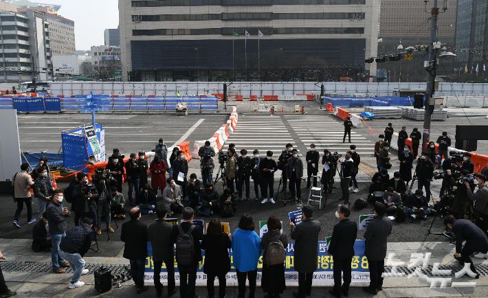 15일 오전 서울 종로구 세종문화회관 앞에서 열린 ‘MB 국정원의 4대강 사업반대 민간인 사찰 폭로’ 기자회견에서 4대강재자연화시민위원회, 4대강국민소송단, 내놔라내파일시민행동 등 관계자들이 손 피켓을 들고 있다. 이한형 기자