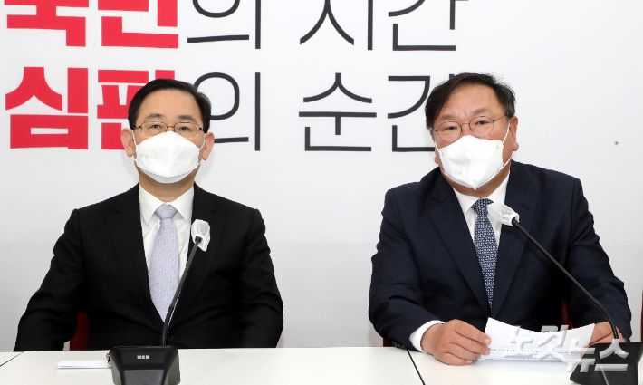 김태년 더불어민주당 대표 직무대행과 주호영 국민의힘 원내대표가 12일 국회에서 현안 논의를 위해 원내대표 회동을 갖고 있다. 윤창원 기자