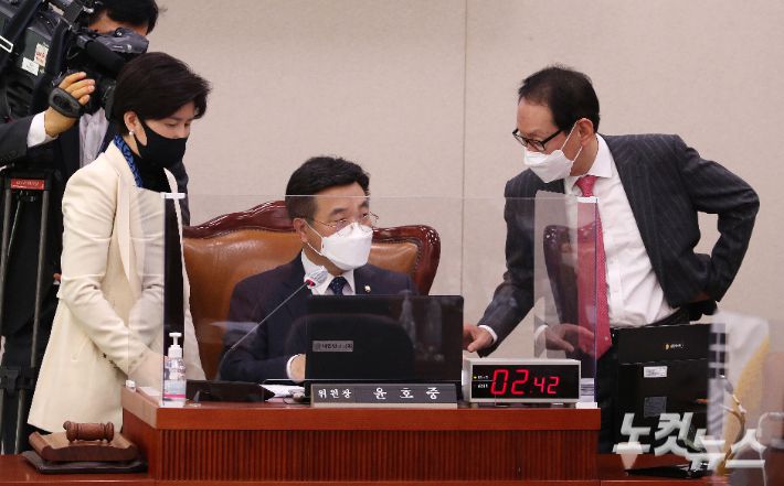 윤호중 법사위원장(가운데)이 26일 국회에서 열린 법제사법위원회 전체회의에서 백혜련 더불어민주당 간사(왼쪽), 김도읍 국민의힘 간사와 대화를 나누고 있다. 윤창원 기자