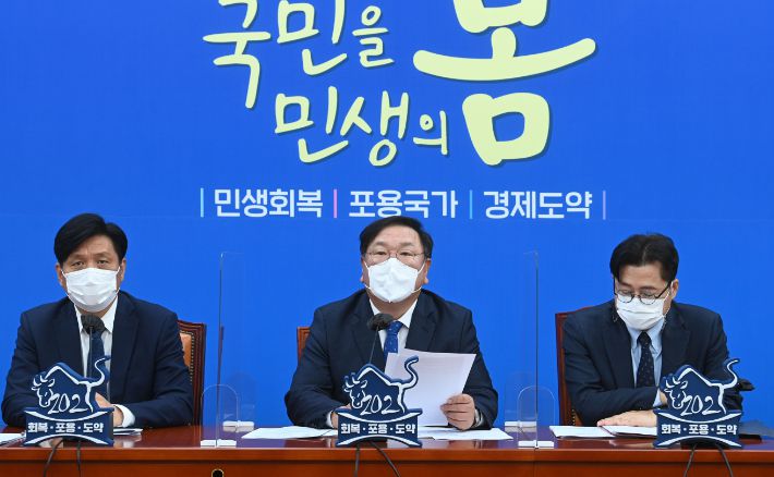 더불어민주당 김태년 대표 직무대행(원내대표)이 16일 국회에서 열린 원내대책회의에서 모두발언을 하고 있다. 윤창원 기자