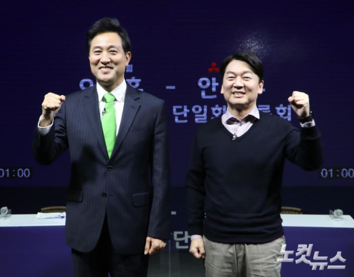 오세훈 국민의힘 서울시장 후보와 안철수 국민의당 서울시장 후보가 15일 오후 서울 영등포 더플러스 스튜디오에서 채널A 주관으로 열린 후보 단일화 TV토론회에 앞서 포토타임을 갖고 있다 국회사진취재단