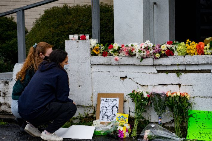 총격 현장 찾아 희생자 애도하는 주민들. 연합뉴스