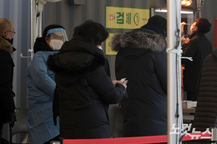 코로나19 임시 선별진료소에서 시민들이 검사를 받기 위해 줄을 서고 있다. 이한형 기자