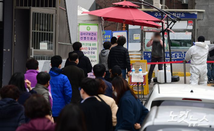 선별진료소를 찾은 시민들이 코로나19 검사를 받기 위해 줄서 대기하고 있다. 황진환 기자
