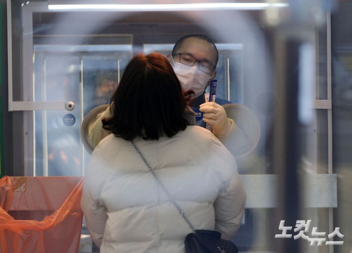 선별진료소에서 시민들이 검사를 받고 있다. 이한형 기자