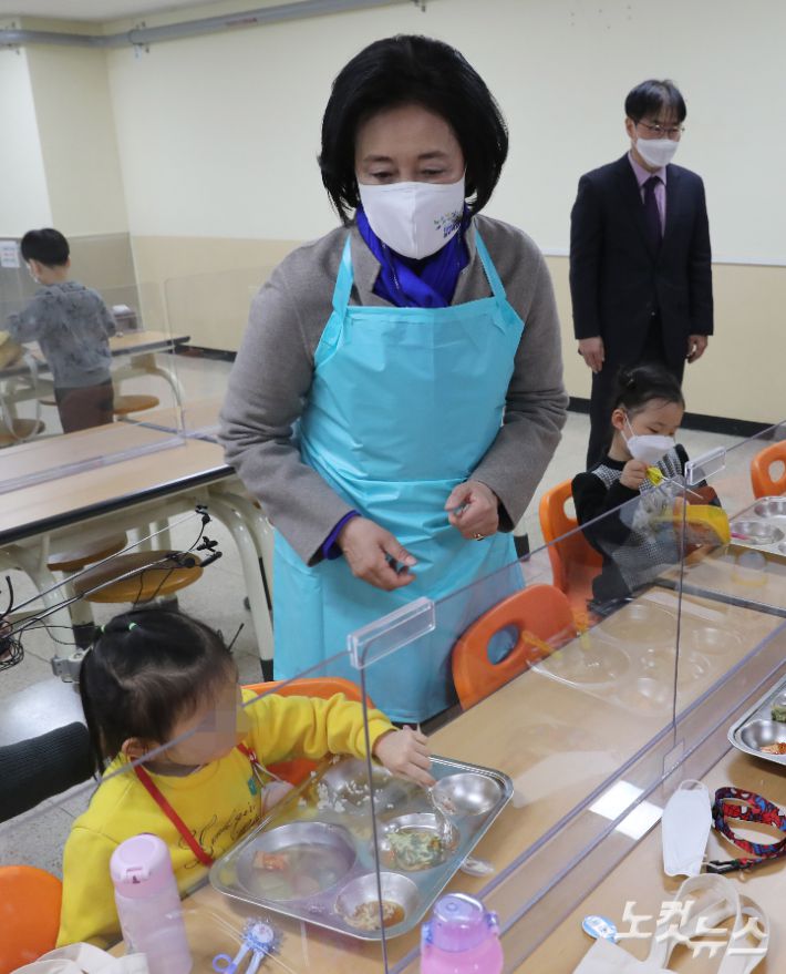 박영선 더불어민주당 서울시장 후보가 22일 서울 성동구 뚝섬로 경수초등학교 앞에서 `엄마의 마음으로 친환경 무상급식 합니다' 정책공약 발표 뒤 이 학교 식당에서 어린이들과 이야기하고 있다. 국회사진취재단