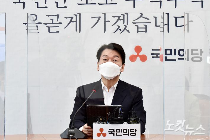 국민의당 서울시장 후보인 안철수 대표가 22일 국회에서 열린 당 최고위원회의 산회 직후 기자회견을 갖고 있다. 윤창원 기자
