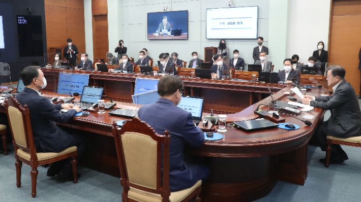 22일 오후 청와대에서 열린 수석·보좌관회의. 연합뉴스