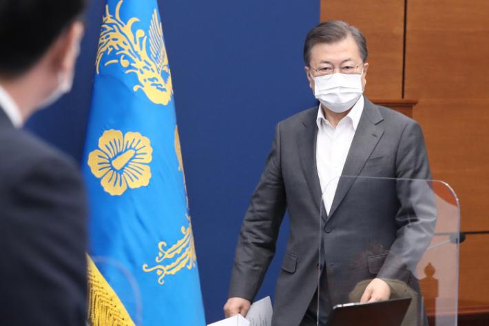 문재인 대통령이 22일 오후 청와대에서 열린 수석·보좌관회의에 참석하고 있다. 연합뉴스