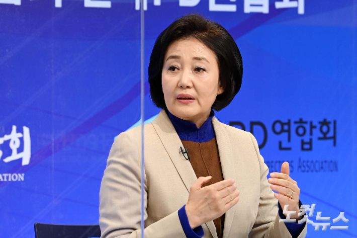 더불어민주당 박영선 서울시장 후보가 23일 서울 목동 방송회관에서 한국기자협회·방송기자연합회·한국PD연합회 주최로 열린 서울시장 후보 초청 토론회에서 발언을 하고 있다. 윤창원 기자