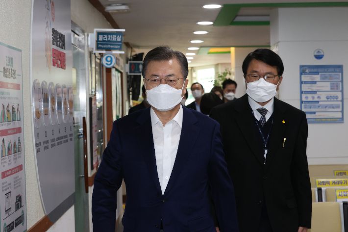 문재인 대통령이 23일 오전 아스트라제네카(AZ)사의 신종 코로나바이러스 감염증(코로나19) 백신 접종을 하기 위해 서울 종로구보건소에 도착하고 있다. 연합뉴스