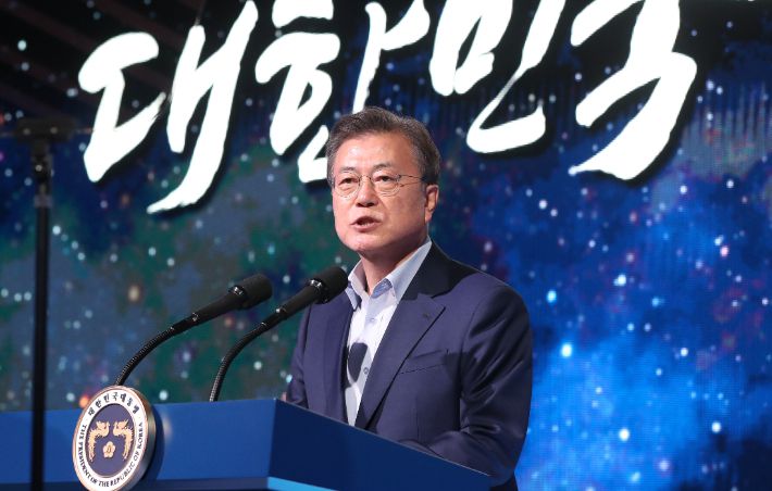 문재인 대통령이 25일 오후 전남 고흥군 나로우주센터에서 열린 대한민국 우주전략보고회에서 발언하고 있다. 연합뉴스