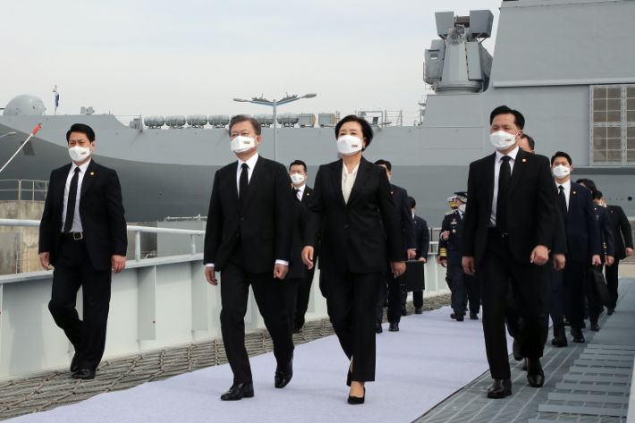 문재인 대통령과 부인 김정숙 여사가 26일 오후 경기도 평택시 해군 2함대사령부 천자봉함·노적봉함에서 열린 제6회 서해수호의 날 기념식을 마치고 퇴장하고 있다. 연합뉴스
