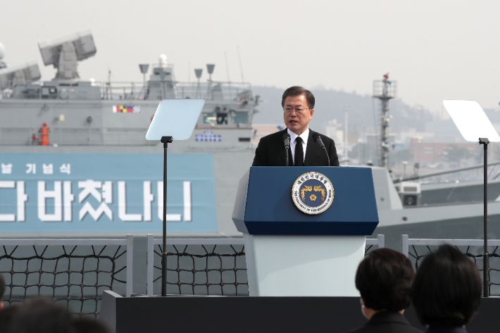 문재인 대통령이 26일 오후 경기도 평택시 해군 2함대사령부 천자봉함·노적봉함에서 열린 제6회 서해수호의 날 기념식에서 기념사를 하고 있다. 연합뉴스