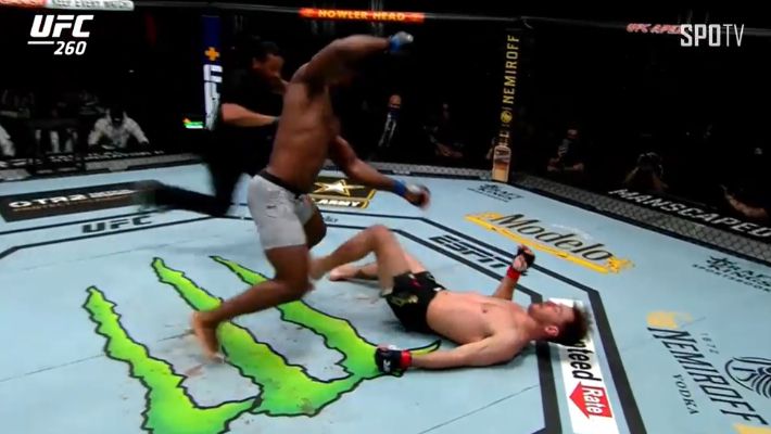 실신한 스티페 미오치치(오른쪽)에게 파운딩을 시도하는 프란시스 은가누. SPOTV 제공