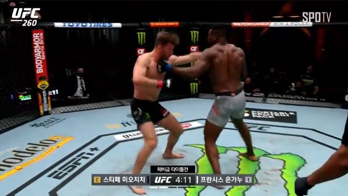 스티페 미오치치(왼쪽)에게 왼손 펀치를 날리는 프란시스 은가누. SPOTV 제공