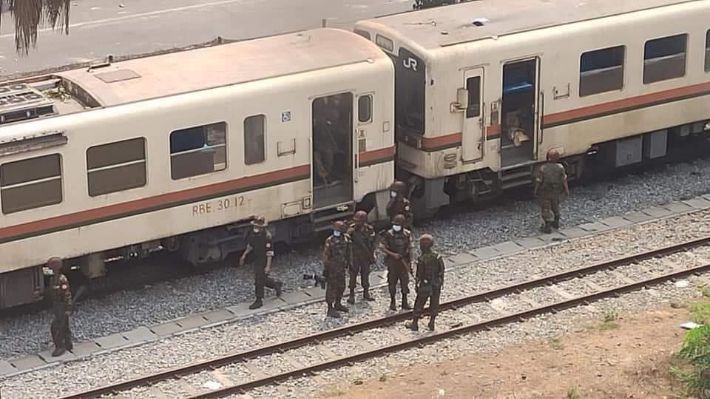 열차를 타고 온 군경이 총기 등을 들고 있는 모습. 연합뉴스