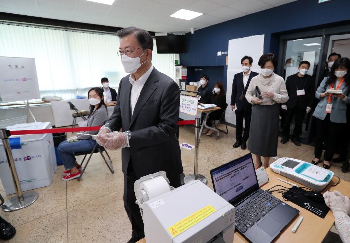 문재인 대통령이 2일 오전 서울 종로구 삼청동 주민센터에 마련된 2021재·보궐선거 사전투표소에서 본인확인을 마치고 기표소로 향하고 있다. 연합뉴스