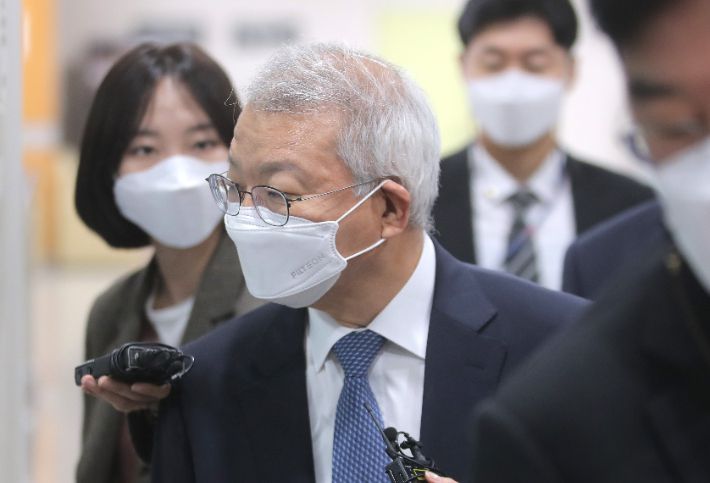 '사법행정권 남용 의혹'으로 기소된 양승태 전 대법원장이 7일 오전 서울 서초구 서울중앙지법에서 열린 공판에 출석하고 있다. 연합뉴스