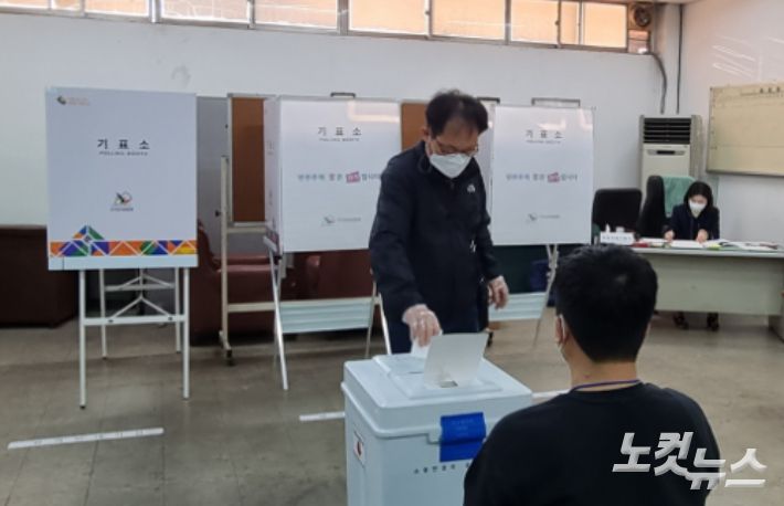 부산시장 보궐선거일인 7일 오전 부산 서구 남부민2동 제4투표소에서 한 유권자가 투표함에 표를 넣고 있다. 박진홍 기자