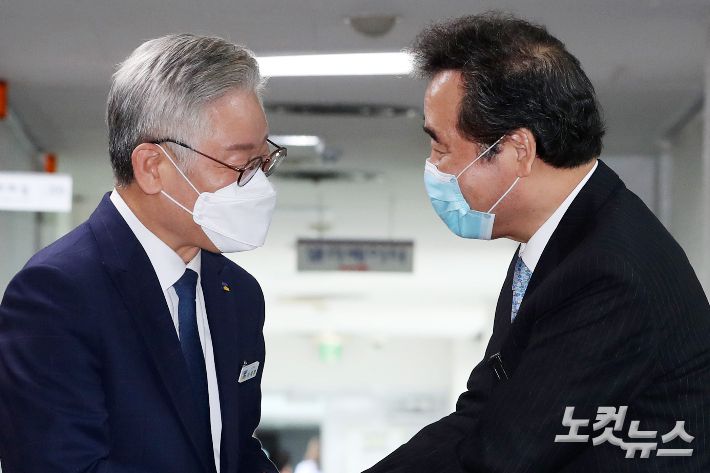 경기도청에서 이재명(왼쪽) 지사와 이낙연 더불어민주당 당대표 후보가 만나서 악수를 하고 있다. 이한형 기자