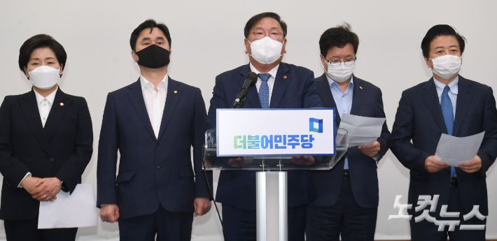 김태년 더불어민주당 대표 직무대행이 8일 오후 서울 여의도 국회에서 4.7 재보궐 선거 패배의 책임을 지고 지도부 사퇴를 발표하고 있다. 윤창원 기자