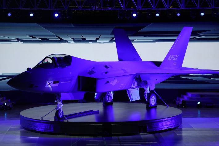 9일 경남 사천시 한국항공우주산업(KAI) 고정익동에서 한국형전투기 보라매(KF-21) 시제기 출고 퍼포먼스가 진행되고 있다. 연합뉴스