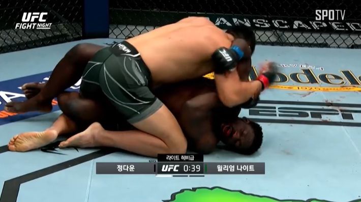 레슬링 싸움에서 윌리엄 나이트(아래)를 압도했던 정다운. SPOTV 제공