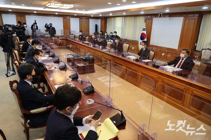 일본 정부가 후쿠시마 방사능 오염수 해양방류를 결정한 가운데 13일 오전 정부서울청사에서 열린 긴급 관계차관회의에서 구윤철 국무조정실장이 모두발언을 하고 있다. 박종민 기자