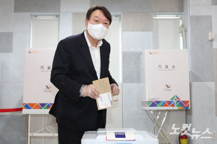 윤석열 전 검찰총장이 4·7 재·보궐선거 사전투표 첫날인 지난 2일 오전 서울 서대문구 남가좌1동 주민센터에 마련된 사전투표소에서 투표를 하고 있다. 이한형 기자