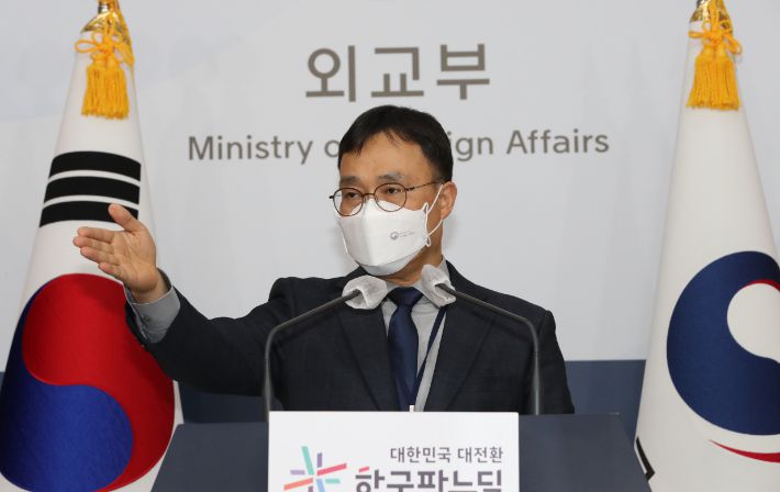 최영삼 외교부 신임대변인이 13일 정부서울청사 외교부 브리핑룸에서 일본이 후쿠시마 원전 사고로 발생한 방사성 물질 오염수를 바다에 배출하기로 한 결정과 관련 질문자를 지명하고 있다. 연합뉴스