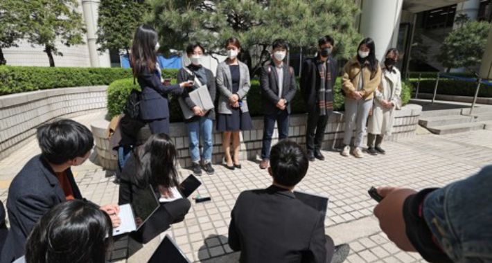 음주 운전 차량에 치여 숨진 대만인 유학생 쩡이린씨의 친구들이 재판 결과에 관련해 취재진 질문에 답하고 있다. 연합뉴스