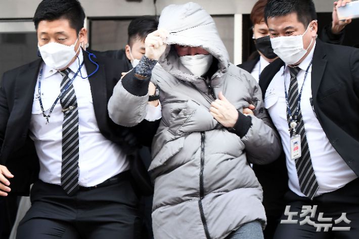 생후 16개월 된 정인이에게 장기간 학대를 가해 숨지게 한 혐의를 받는 양부 안모씨가 지난 1월 13일 첫 재판을 마친 뒤 서울 양천구 서울남부지방법원을 나서고 있다. 박종민 기자