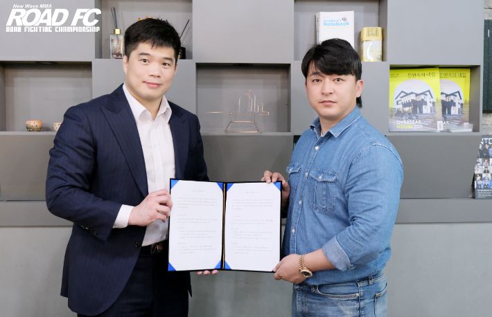 경남 창원 대회 개최에 합의한 로드 FC 김대환 대표(왼쪽)와 ㈜아키우노 종합건설 박준혁 대표. 로드 FC 제공