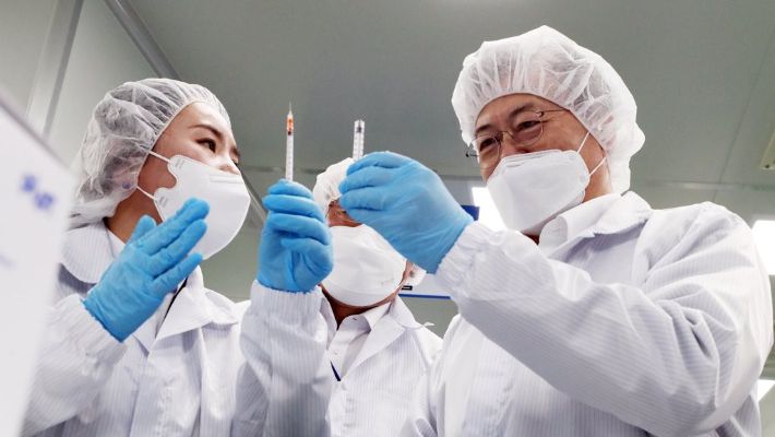 최소잔여형 백신주사기 시연하는 문재인 대통령. 연합뉴스