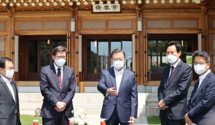 문재인 대통령이 21일 청와대 상춘재에서 오세훈 서울시장, 박형준 부산시장과 오찬 간담회에 앞서 환담하고 있다. 왼쪽부터 유영민 대통령 비서실장, 박 시장, 문 대통령, 오 시장, 이철희 정무수석. 연합뉴스