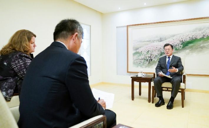 문재인 대통령이 지난 19일 청와대 상춘재에서 뉴욕타임즈와 인터뷰하고 있다. 청와대 제공