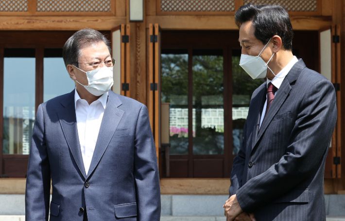 문재인 대통령이 21일 청와대 상춘재에서 오세훈 서울시장, 박형준 부산시장과 오찬 간담회에 앞서 환담하고 있다. 연합뉴스