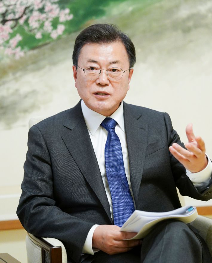 문재인 대통령이 지난 19일 청와대 상춘재에서 뉴욕타임즈와 인터뷰하고 있다. 청와대 제공