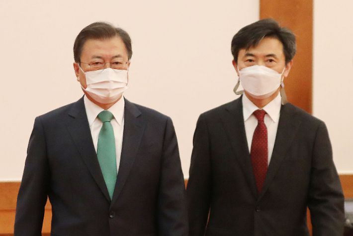 문재인 대통령이 23일 오후 청와대에서 이현주 변호사에게 세월호참사 진상규명 특별검사 임명장을 수여한 뒤 환담장으로 이동하고 있다. 연합뉴스