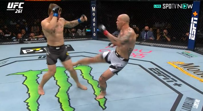 오른발 레그킥을 정확하게 적중시키는 앤소니 스미스(오른쪽). SPOTV NOW 제공